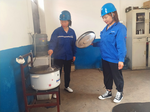 化產車間志愿者送清涼準備中_副本.jpg