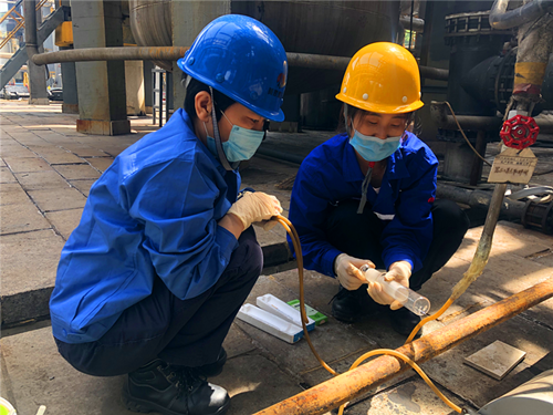 檢修現(xiàn)場也是培訓(xùn)課堂，老帶新，師帶徒，抓住檢修“戰(zhàn)場”上的每一次歷練，為自己充電。_副本_副本.png