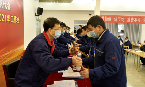 公司領(lǐng)導(dǎo)為各類先進(jìn)頒獎_副本.jpg