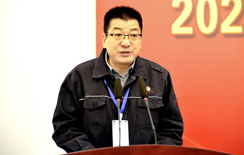 2.陜焦公司副總經(jīng)理、黃陵煤化工公司黨委書記孫潤錄作了題為《凝心聚力謀發(fā)展 乘勢而上有作為 為公司高質(zhì)量發(fā)展邁上新臺階而不懈努力》的工作報告_副本.jpg