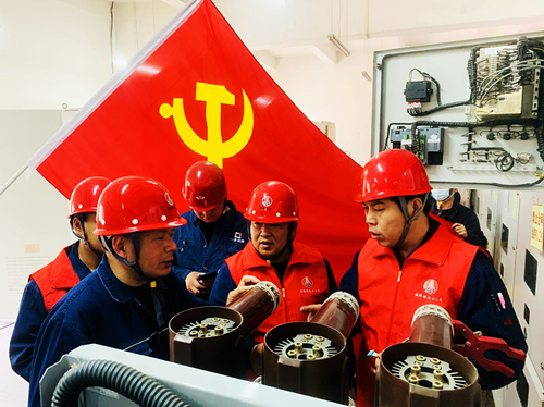 電儀中心黨支部黨員突擊隊檢查測溫元件安裝情況.png