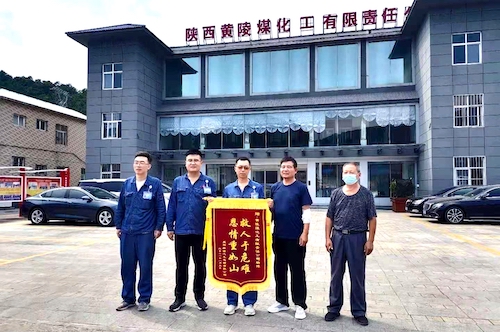 運行二班楊博同志，7月12日回家途中高速路遇側(cè)翻貨車司機(jī)被困車內(nèi)，勇敢進(jìn)行施救并送至醫(yī)院，貨車司機(jī)傷愈來公司送錦旗，弘揚正氣，傳播正能量，大家向楊博同志學(xué)習(xí)?。?！.jpg