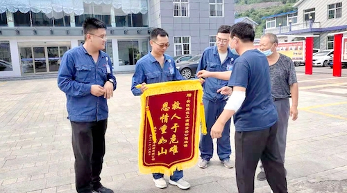 運行二班楊博同志，7月12日回家途中高速路遇側(cè)翻貨車司機(jī)被困車內(nèi)，勇敢進(jìn)行施救并送至醫(yī)院，貨車司機(jī)傷愈來公司送錦旗，弘揚正氣，傳播正能量，大家向楊博同志學(xué)習(xí)??！.jpg