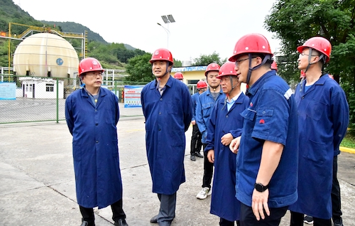 檢查組在液氨球罐前，與公司專業(yè)技術(shù)人員交流存在的隱患及問(wèn)題。.JPG