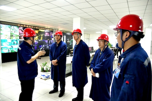 檢查組在公司總調(diào)度室查看安全管理系統(tǒng)，并通過(guò)智能安全帽遠(yuǎn)程觀看了受限作業(yè)情況。.JPG