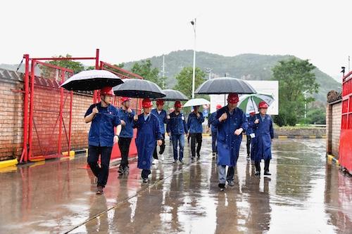 檢查組冒雨查看公司綜合管區(qū)。.JPG